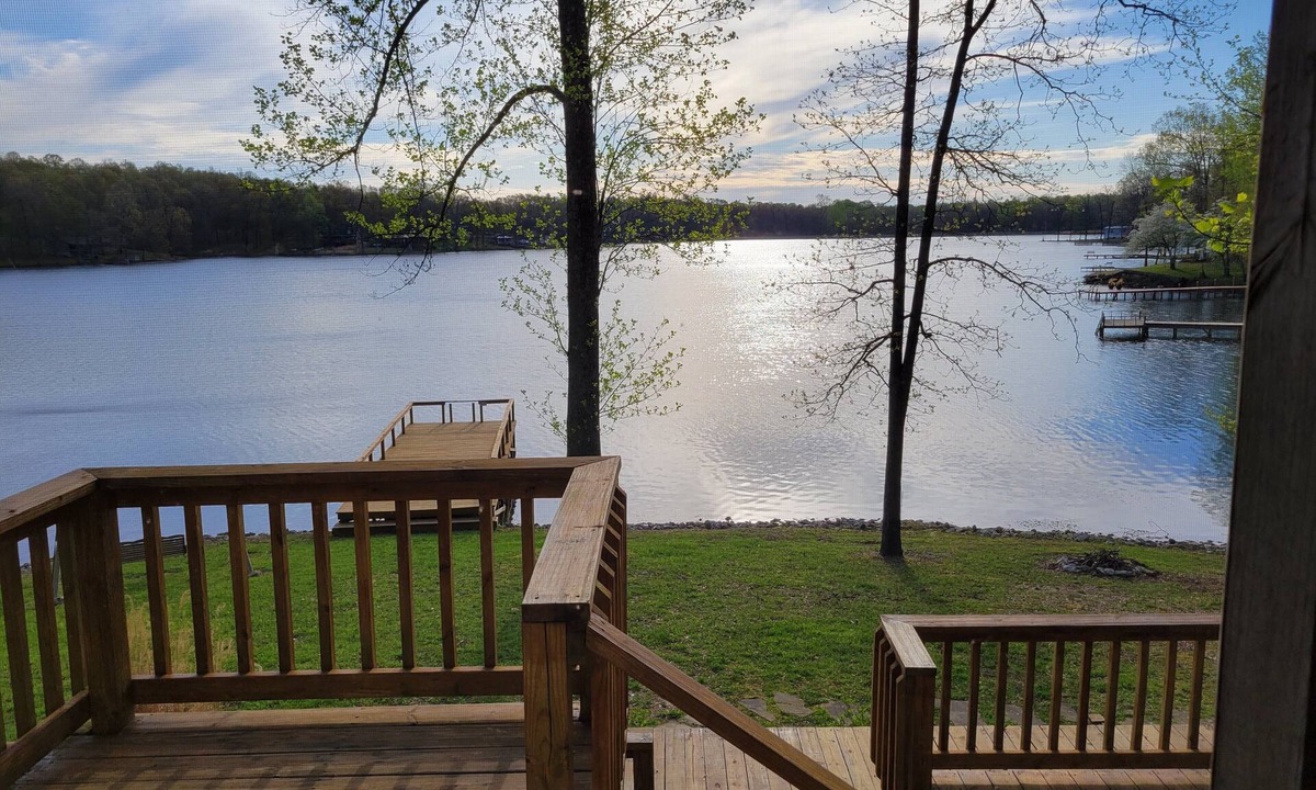 Brookport House | Retreat Cabin in Southern Illinois on Lakefront with an Outdoor Hot Tub