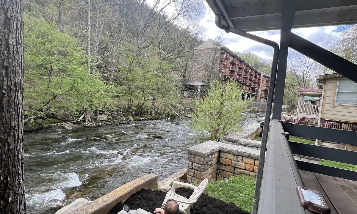 Gatlinburg Cottage | River Front-Walking Distance to Downtown!