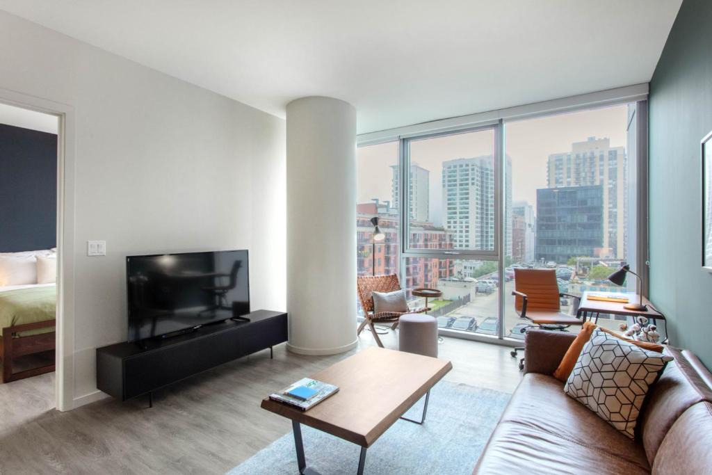 Near North Side Apartment | River N 1BR w Gym WD nr Mag Mile by Bluegound CHI-127