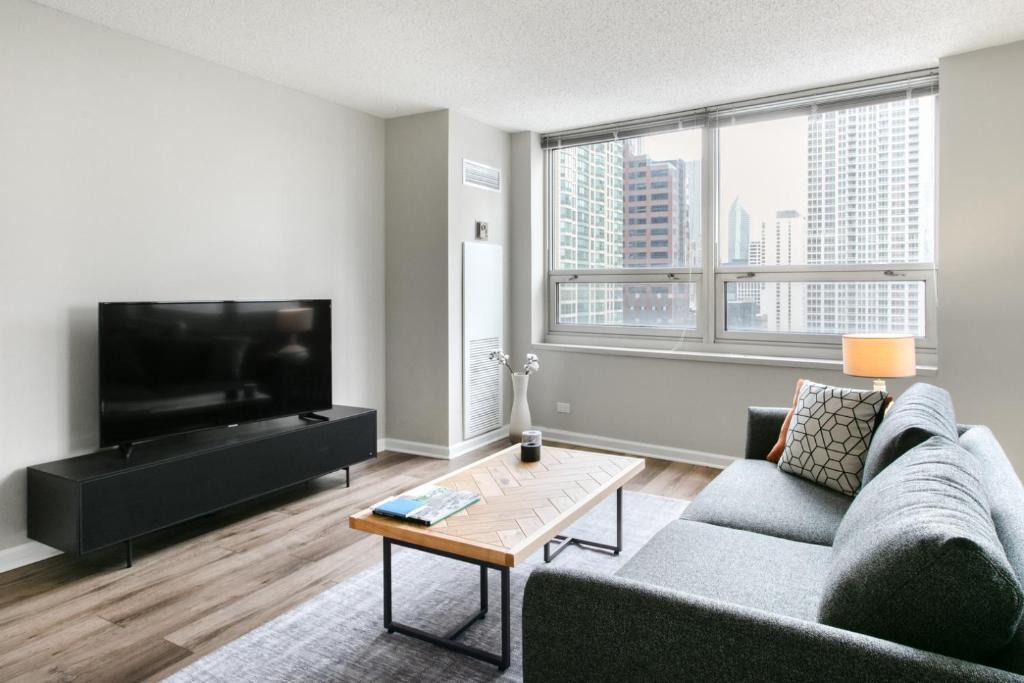 Rush and Division Apartment | River N 2BR w Gym WD nr Magnificent Mile CHI-164