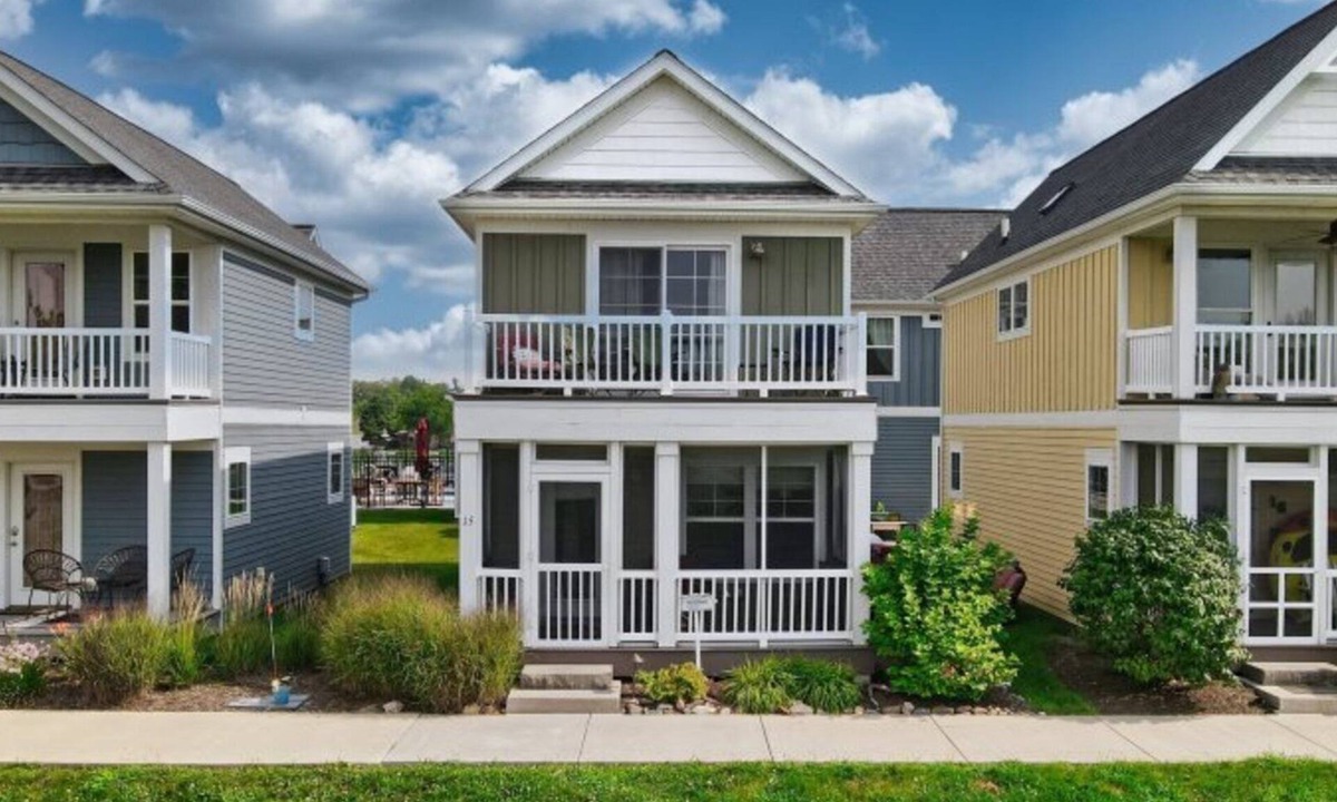 Ottawa House | River Retreat | 2 Bed, 2.5 Bath