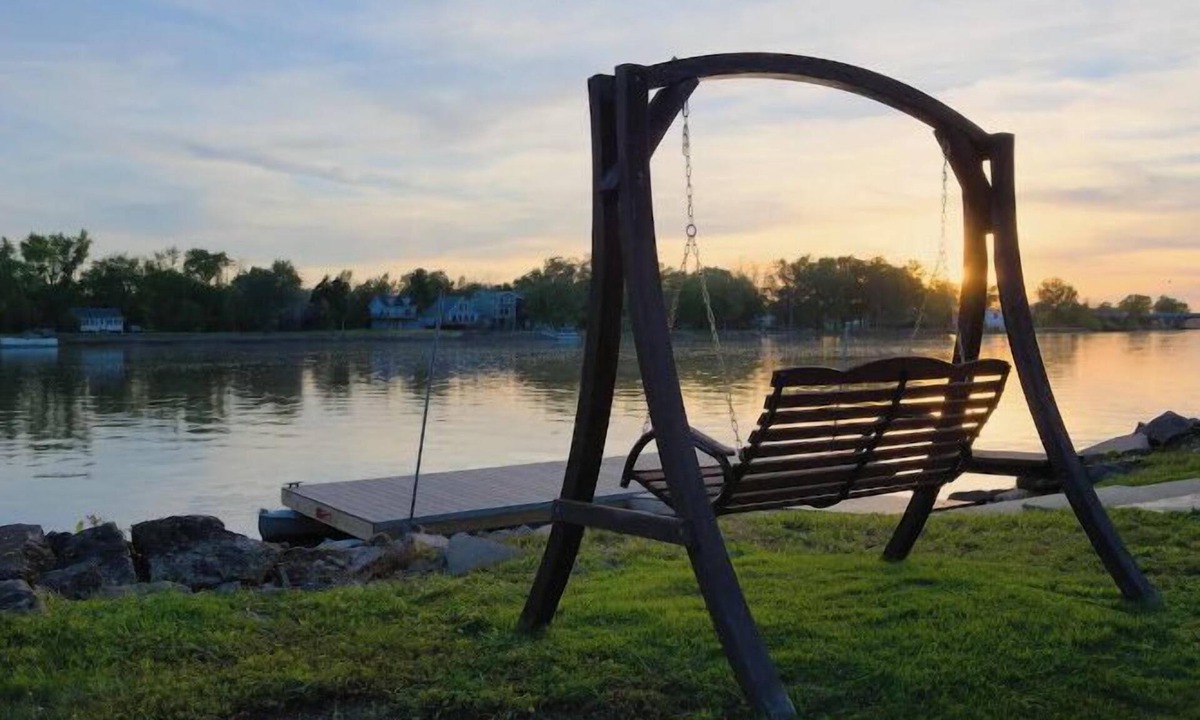 Quad Cities House | Riverfront Cabin:Wrap Around Deck & 3 Season Room