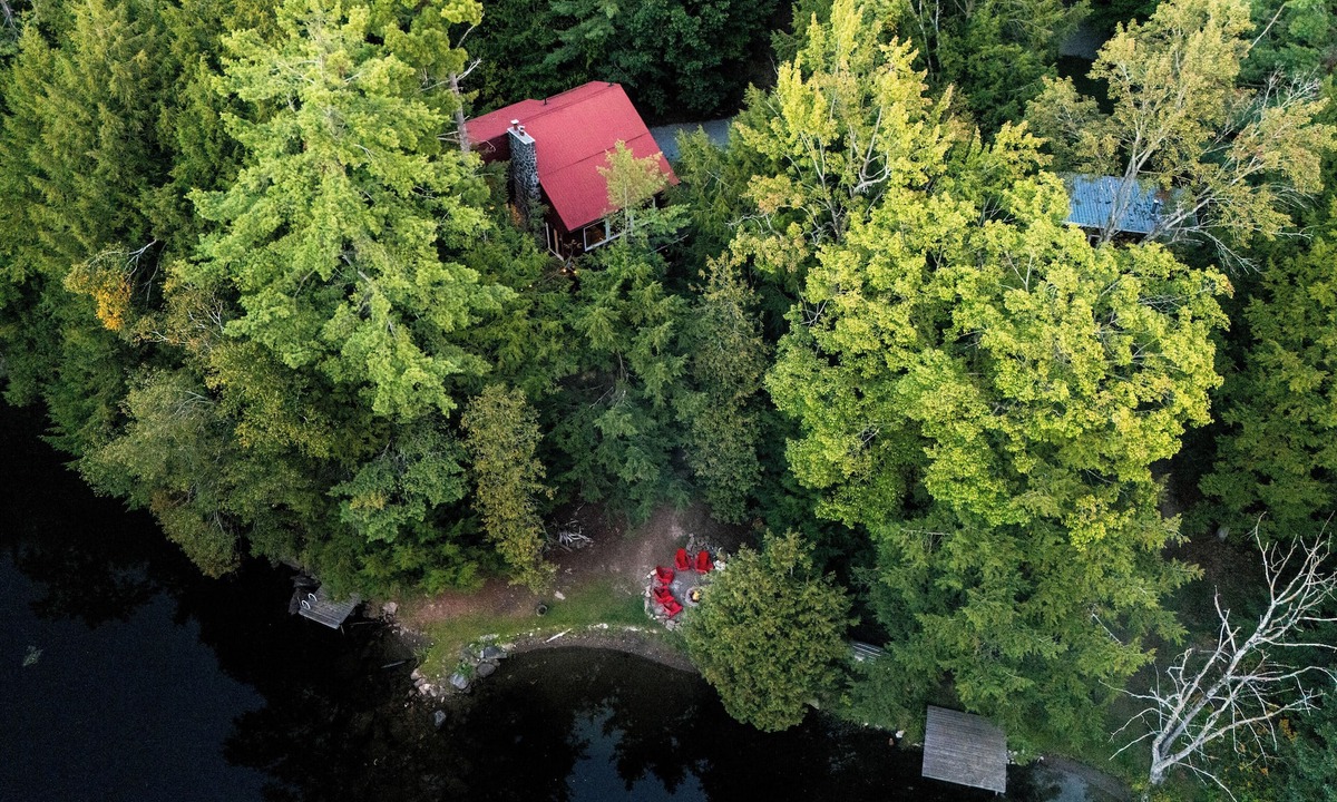 Norland Cottage | Riverfront Cottage with Pool Table & Kayaks