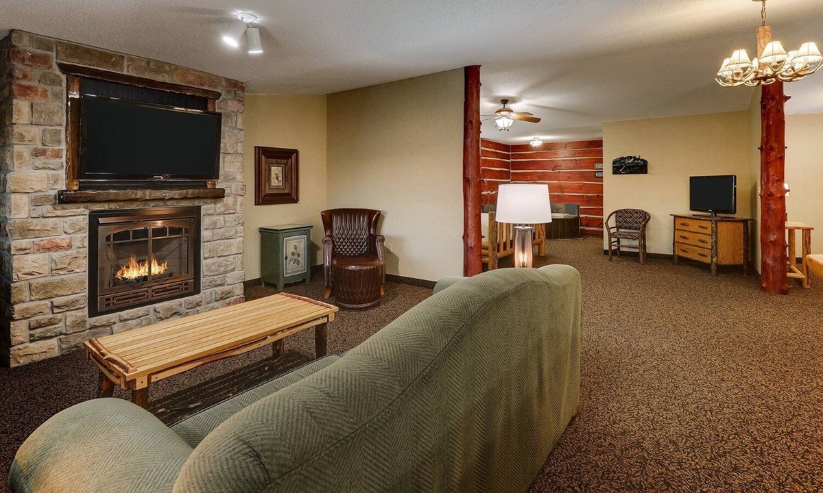 Moline Hotel | Riverfront Rustic Retreat w/Indoor/Outdoor Pool & Whirlpool, Parking
