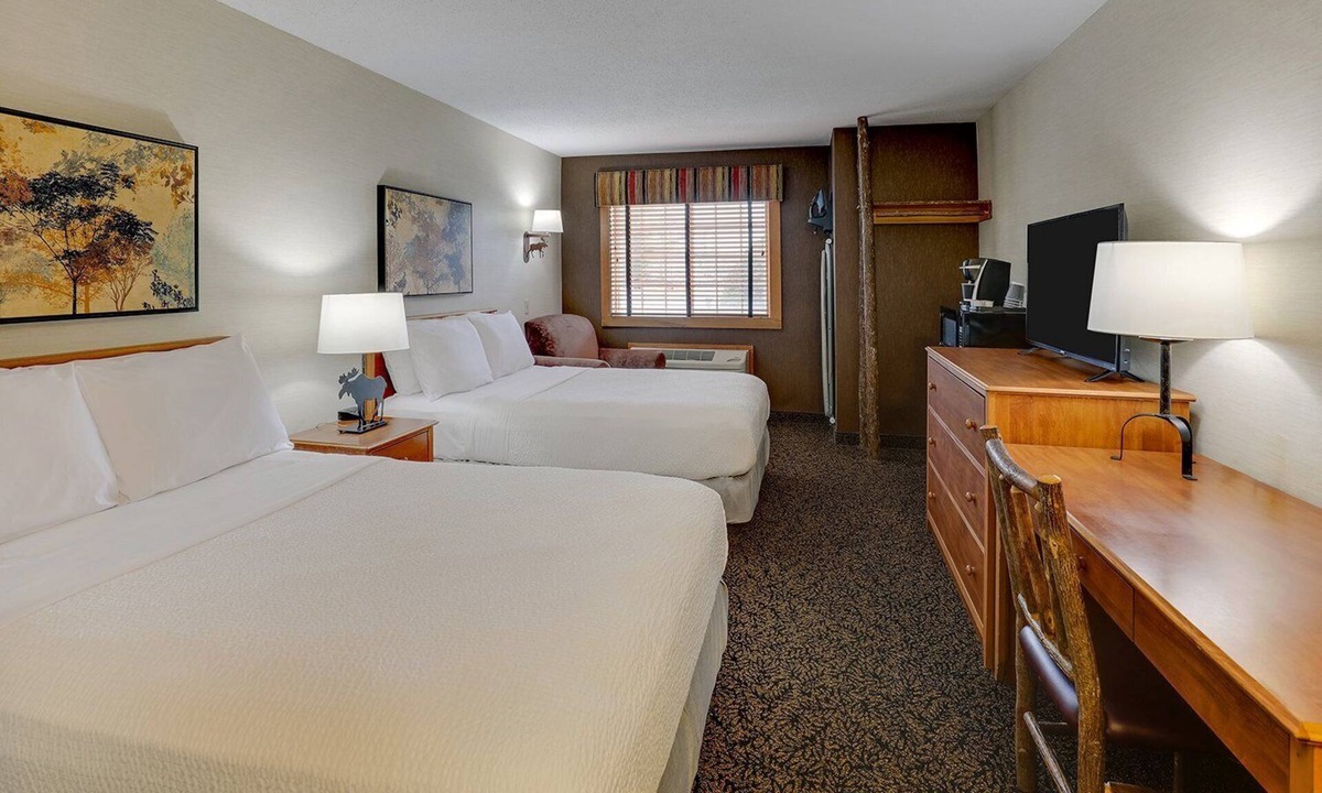 Quincy Hotel | Riverside Lodge-like Stays, Deluxe King, Stoney Creek Quincy, Parking