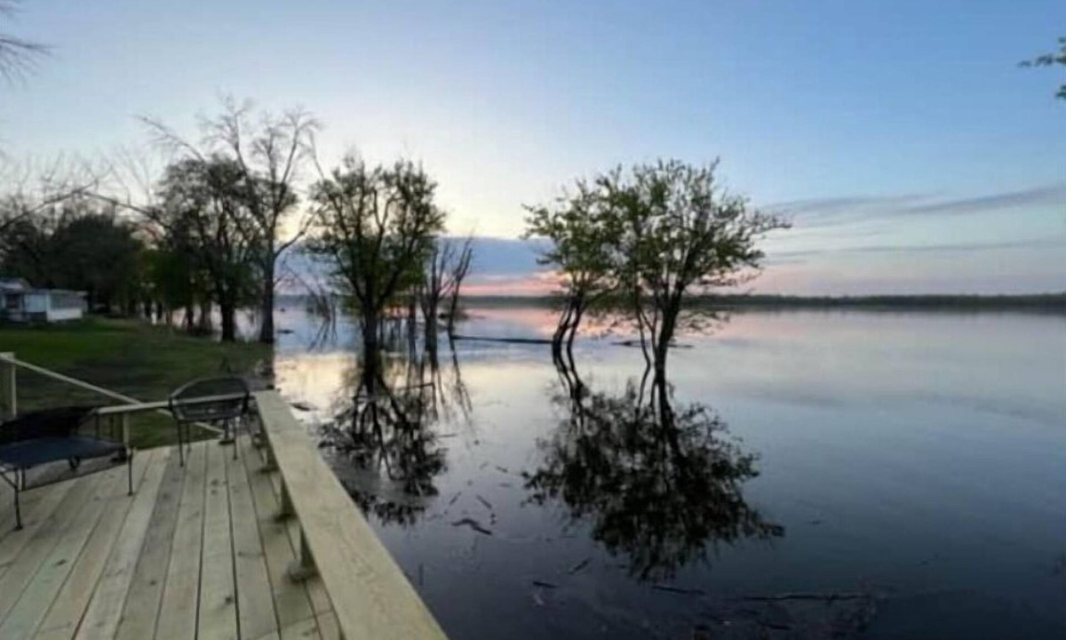 Pontoosuc House | Riverside Waterfront on the Mississippi River