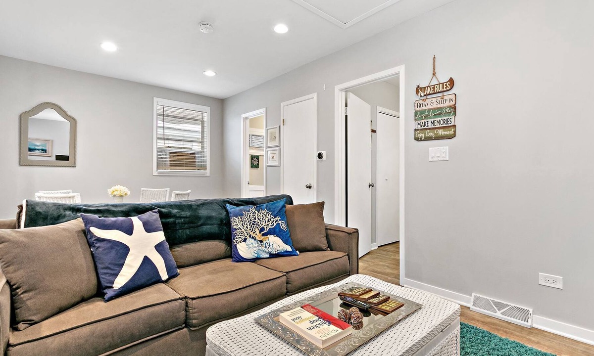 Fox Lake House | Romantic Lake Cottage ★ Queen Bed ★ Chain O Lakes