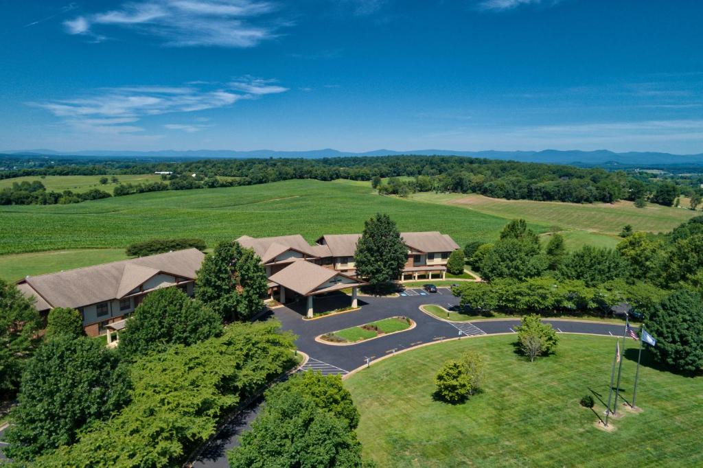 Orange Hotel | Round Hill Inn