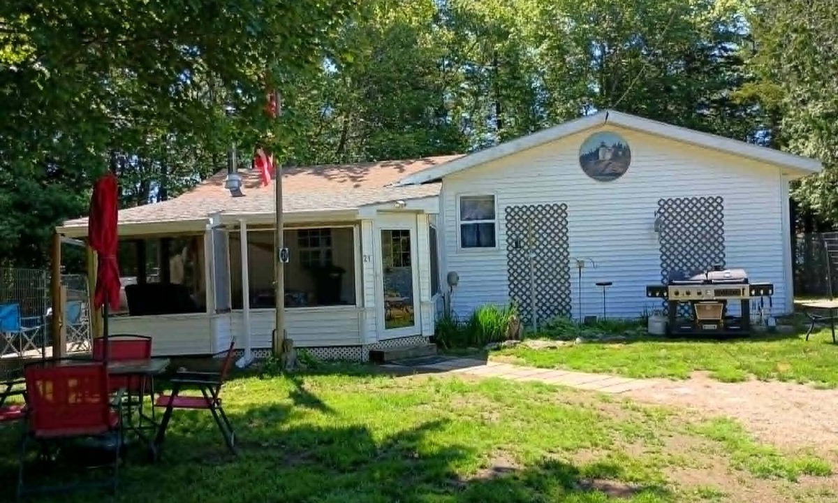 West Tremont House | Rustic 3 bedroom charmer in the West Tremont woods