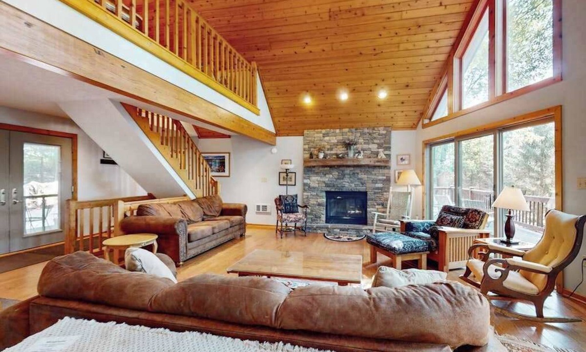 McHenry Ski Chalet | Rustic 5BR Home - HOT TUB & FIREPLACE - McHenry