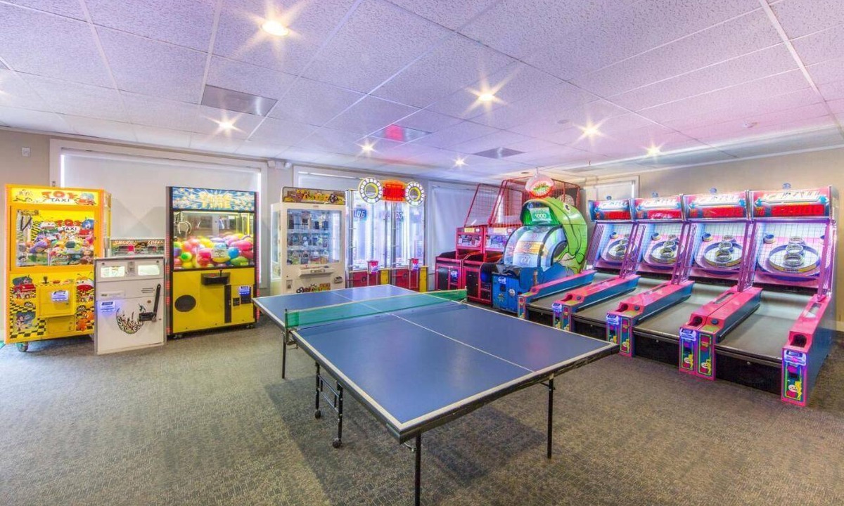 South Lee Hotel | Scenic Escape: Full Kitchen, Pools, Game Room & Outdoor Fun