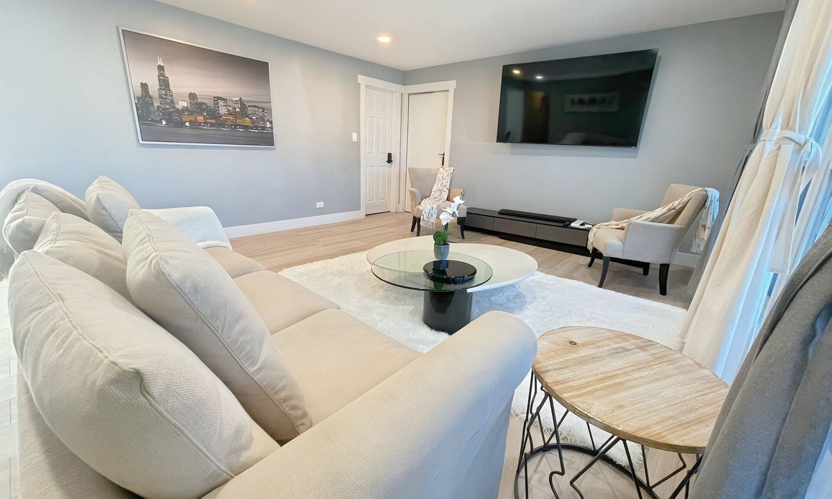 Forestview House | Schaumburg Modern 4BR Farmhouse w/Private Master & Sleeps 9. Families & groups