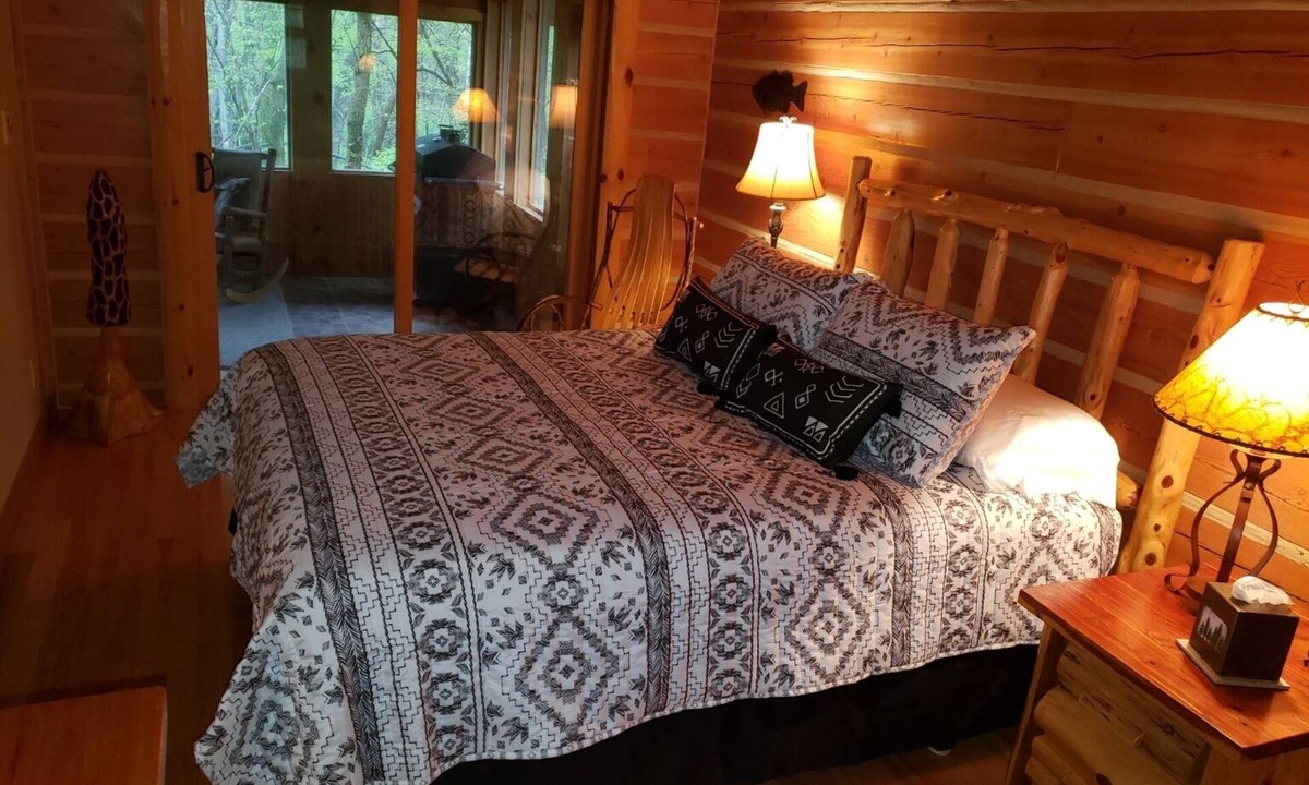 Mahomet Cabin | Secluded cozy 2-bedroom cabin near Champaign in Mahomet on the Sangamon River