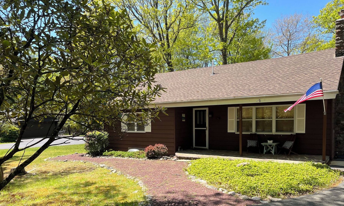 Lake Harmony Cottage | September Special - Weekend & Weekday rates