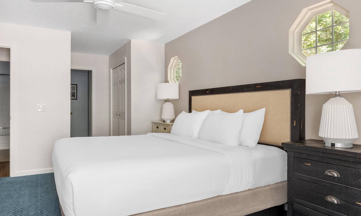 Sea Scape Hotel | Serene 1BR King Suites w/Full Kitchen & Laundry near Wright Brothers Memorial