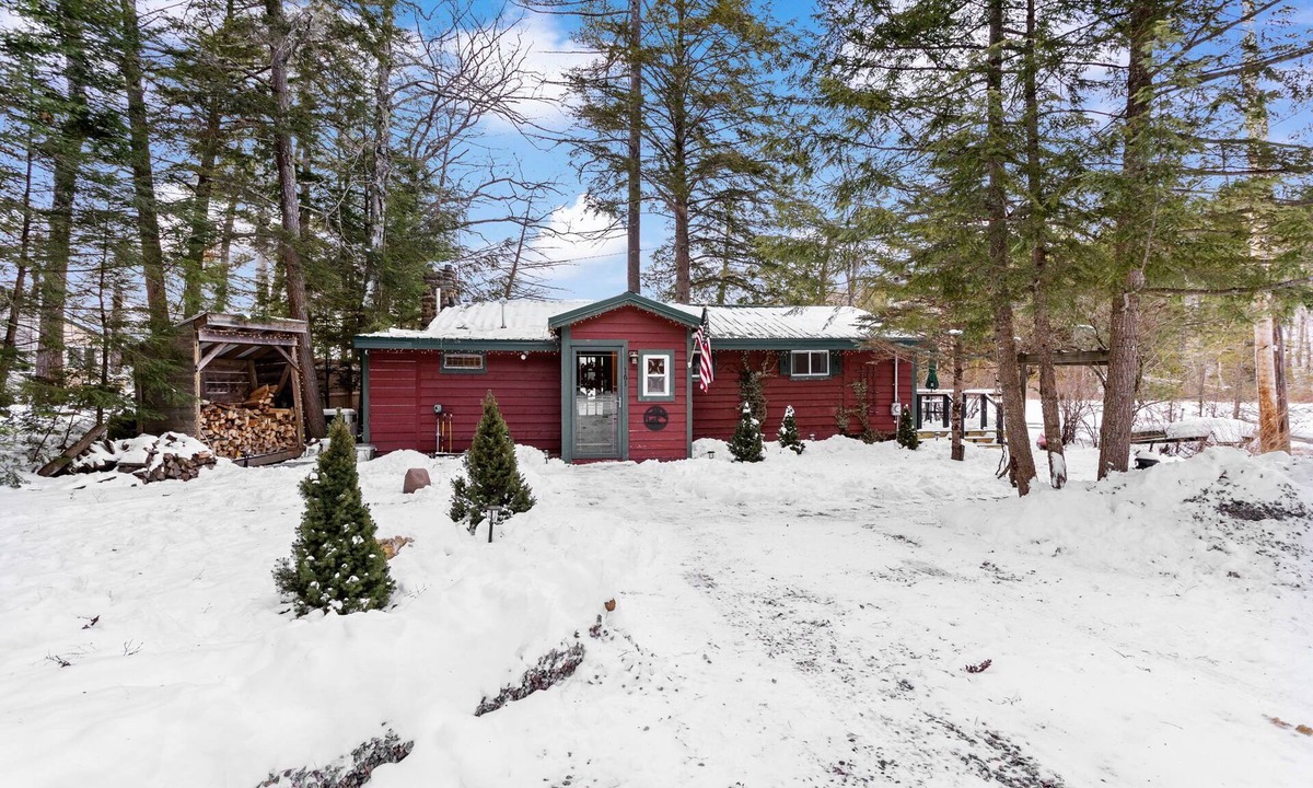 Strafford Cabin | Serene Waterfront Escape - Strafford, NH