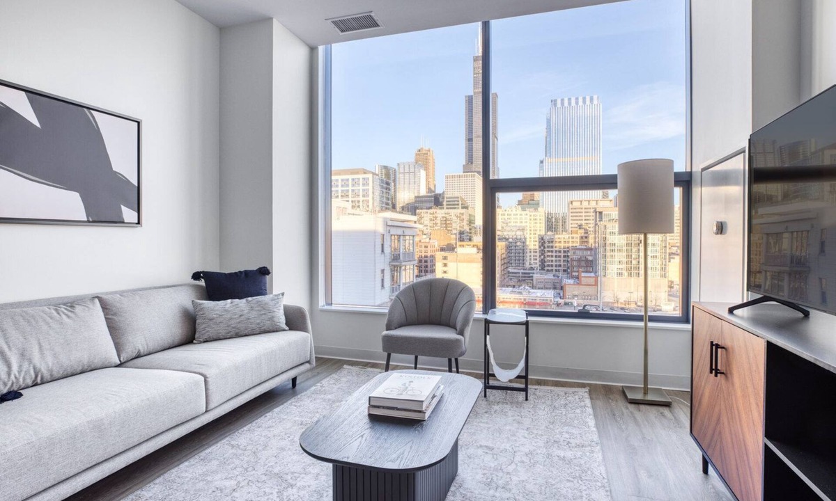 West Loop Apartment | Serene West Loop 2BR w/Gym & Pool in heart of Greektown, by Blueground