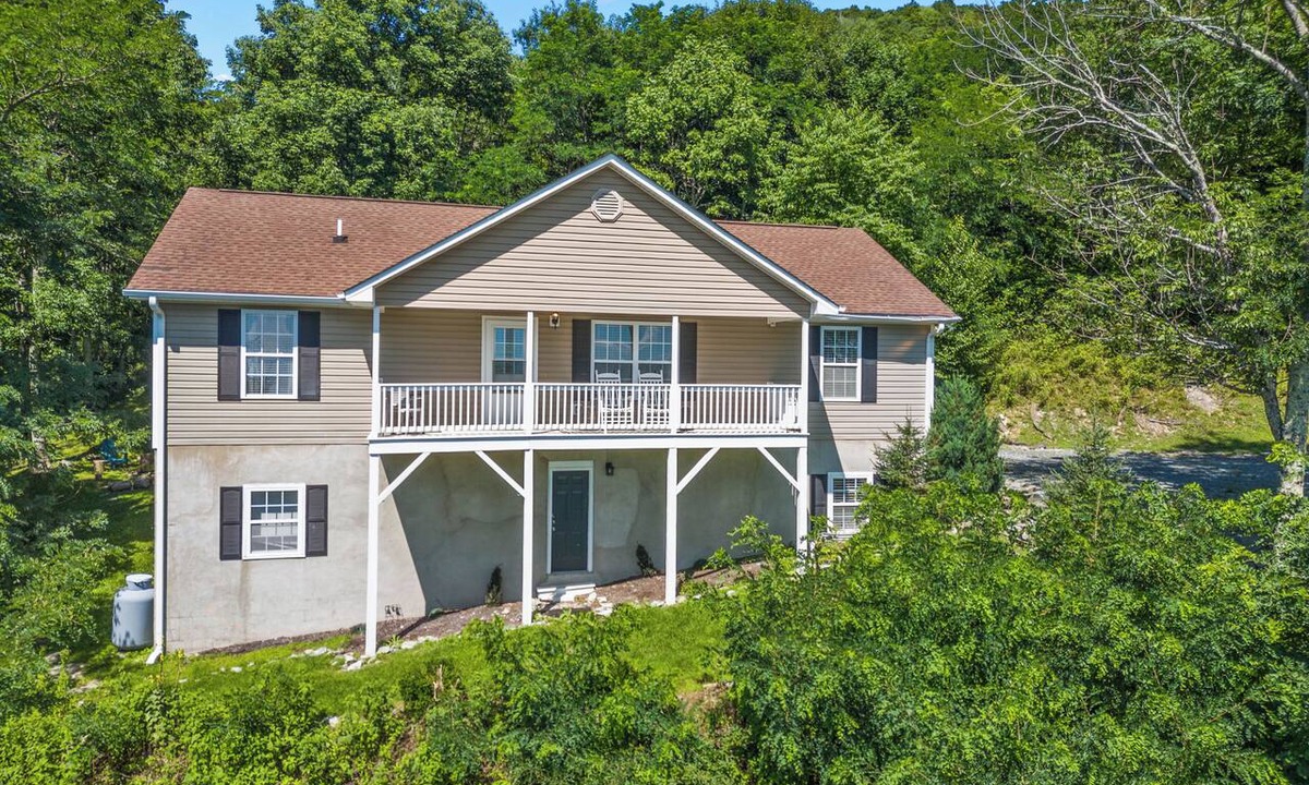 Seven Devils House | Seven Devils Sunrise - Updated home with mountain views, gas firetable, & game room!