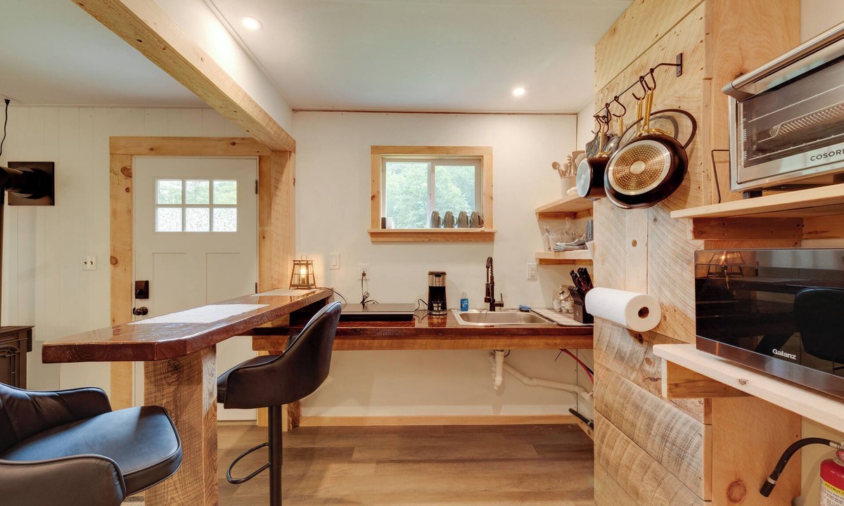Hillsgrove Cottage | Shared Perks: Deluxe Cabin B at Elk Creek Escape!