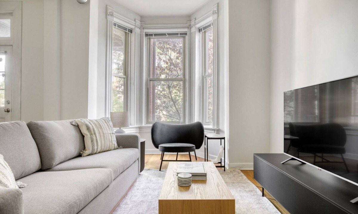 Park West Apartment | Sleek Lincoln Park 3BR, near L and Lincoln Park, by Blueground