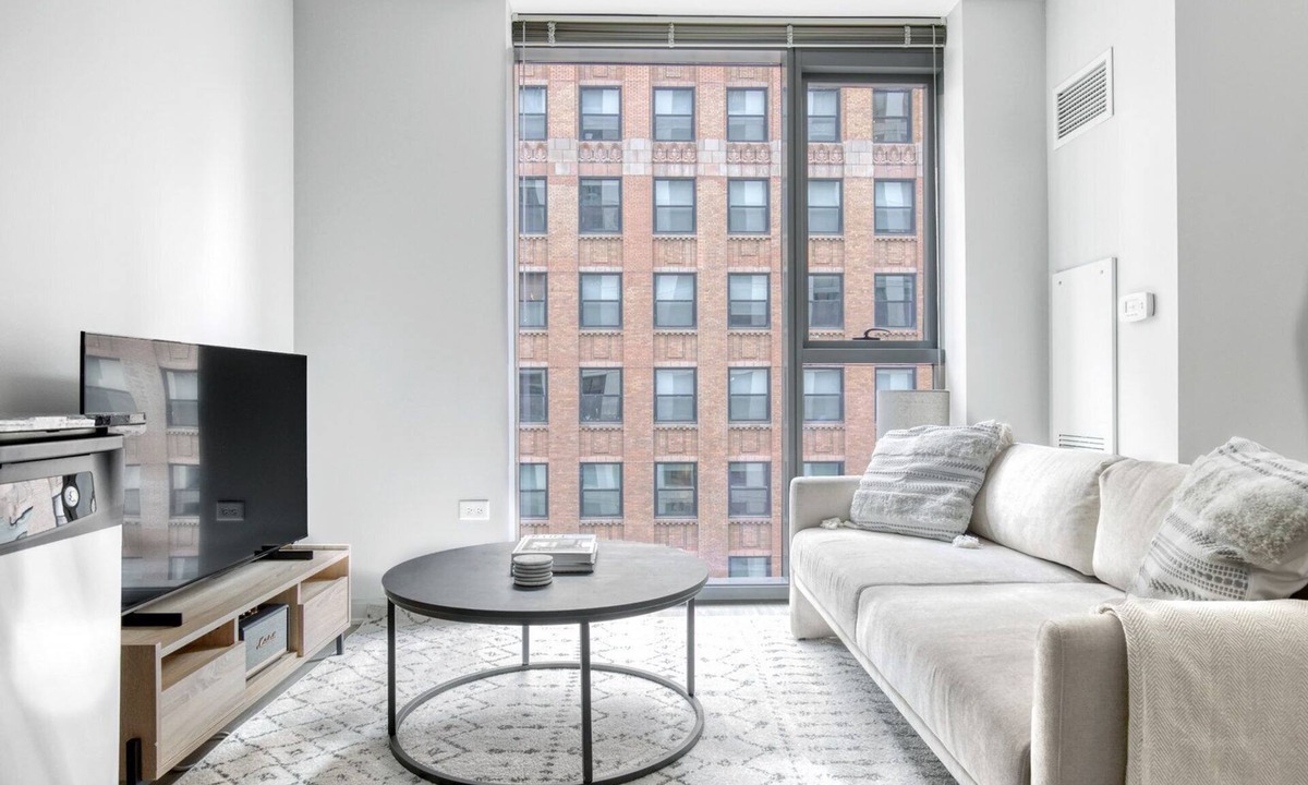 Downtown Chicago Apartment | Sleek Loop Studio w/Pool, Gym & Lounge, near Riverwalk, by Blueground