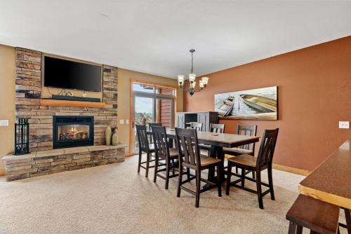 McGregor House | Sleep 10-Big Sandy Villa-Luxury-Lake view deck