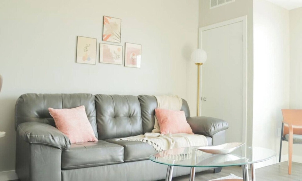 Downtown Des Moines Apartment | Sleepover | Elegant 1BD/1BA - Downtown Des Moines