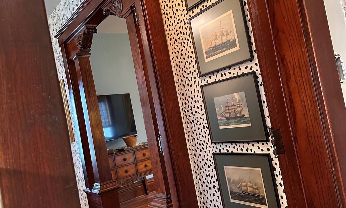 Tonica House | SMALL TOWN STUNNER ! - Under 15 Minutes to Starved Rock !