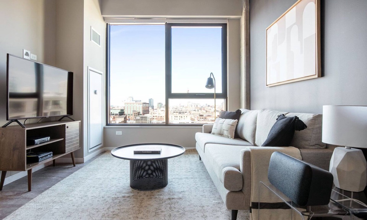 West Loop Apartment | Smart West Loop 1BR w/Pool, Gym, nr. Restaurant Row, by Blueground