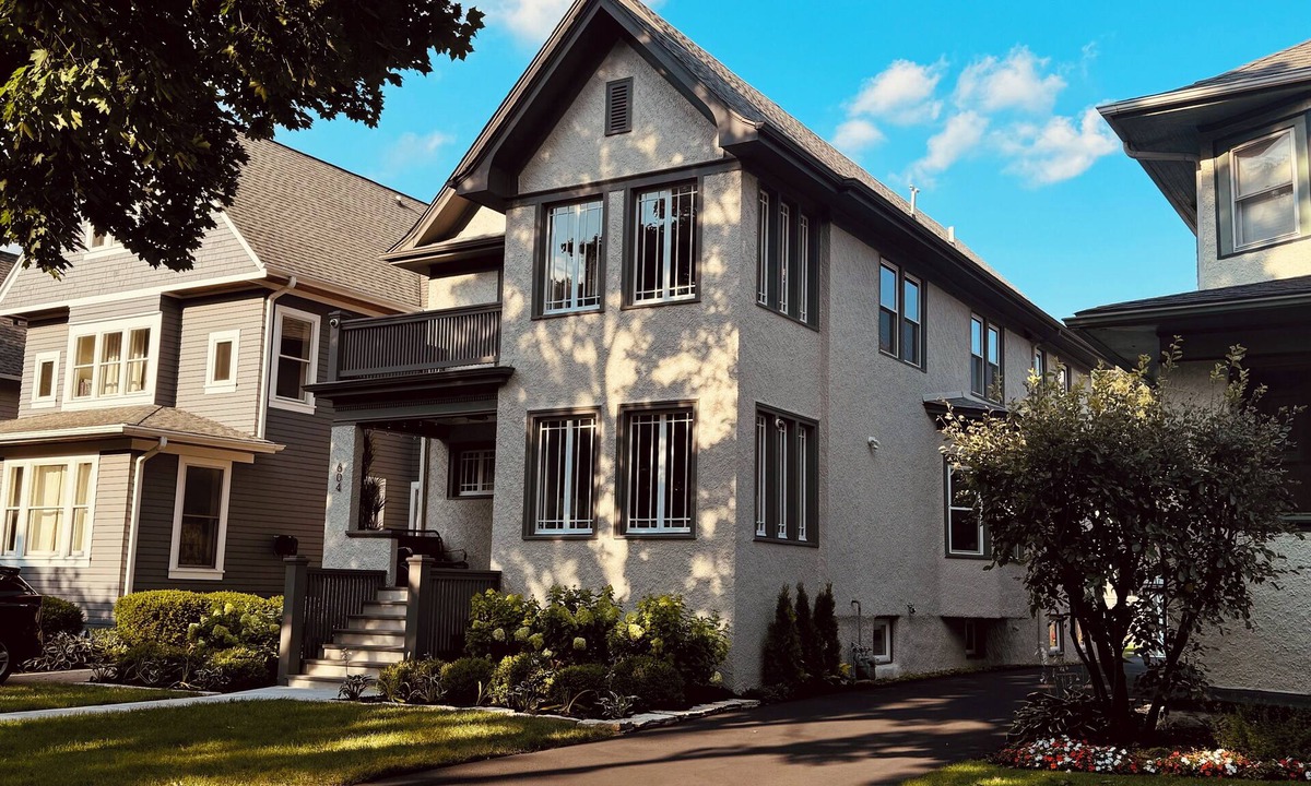 Oak Park Apartment | Space&style New rehab, first flr + bsmt of duplex, driveway prkng, walk to train