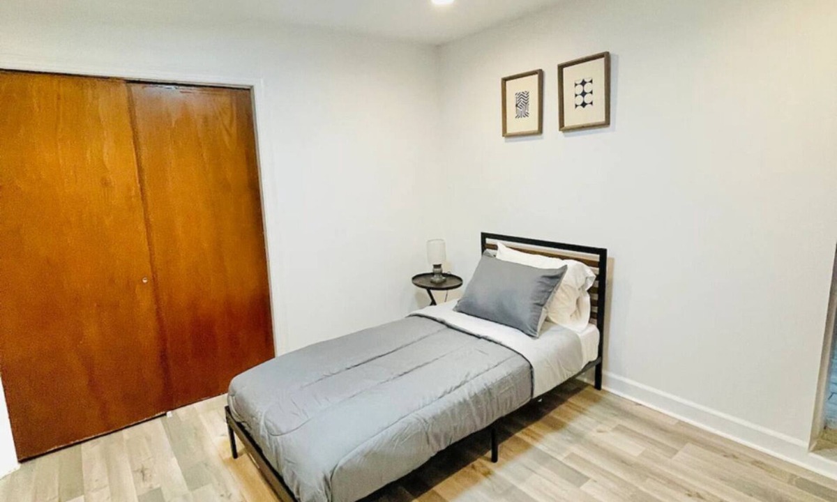West Ridge Apartment | Spacious 3 Bed 1 Bath Apartment in West Rogers park