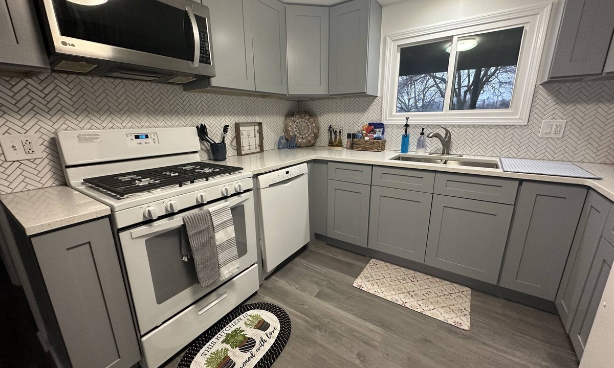 DeKalb House | Spacious 3BD 2BA 5 MIN TO NIU Pets Welcome Fast WIFI