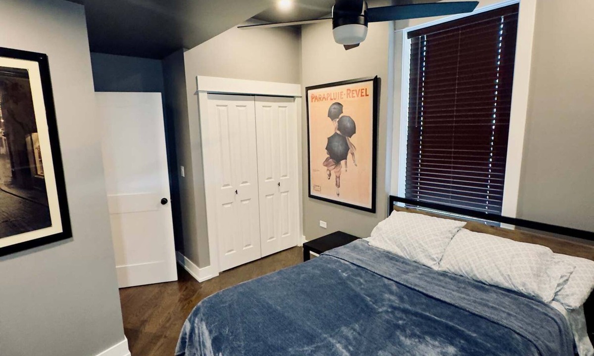 North Lawndale Apartment | Spacious 4-bedroom apartment with WiFi, AC in gorgeous Chicago