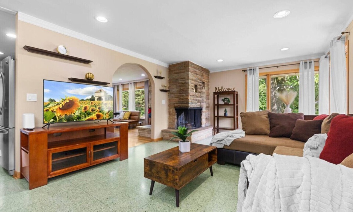 Rockford House | Spacious 4BR Retreat in Rockford