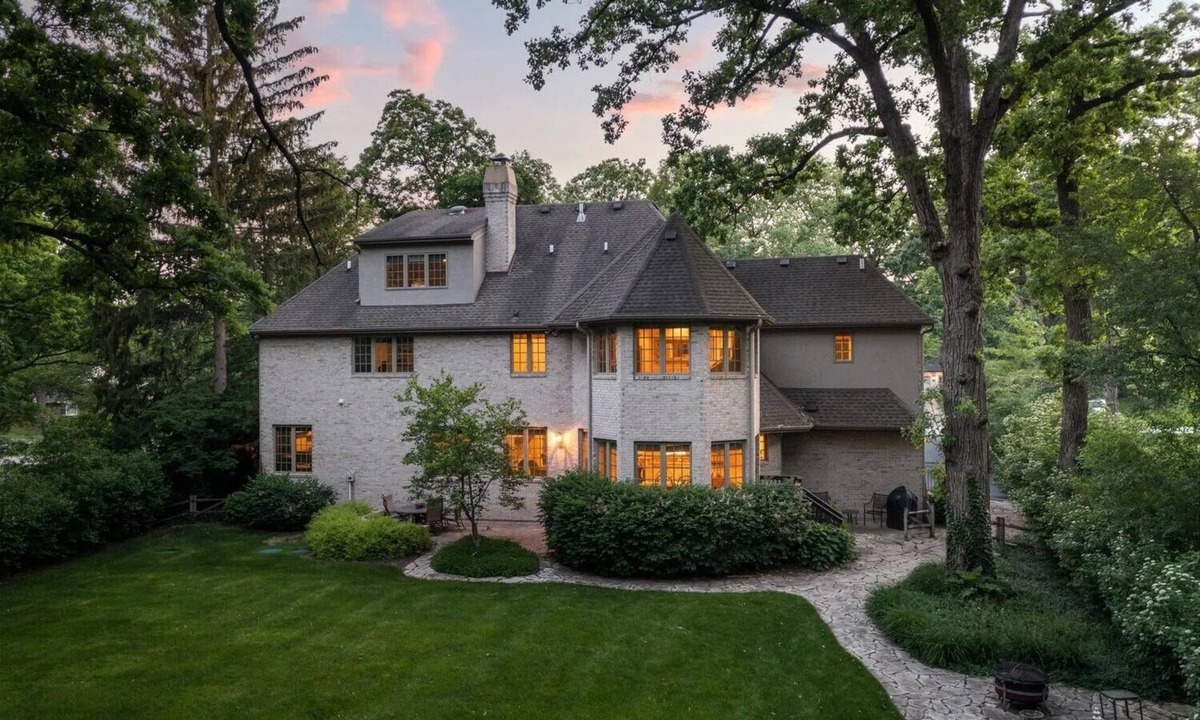 Naperville House | Spacious 5-bedroom house in nice Naperville with WiFi, fitness room