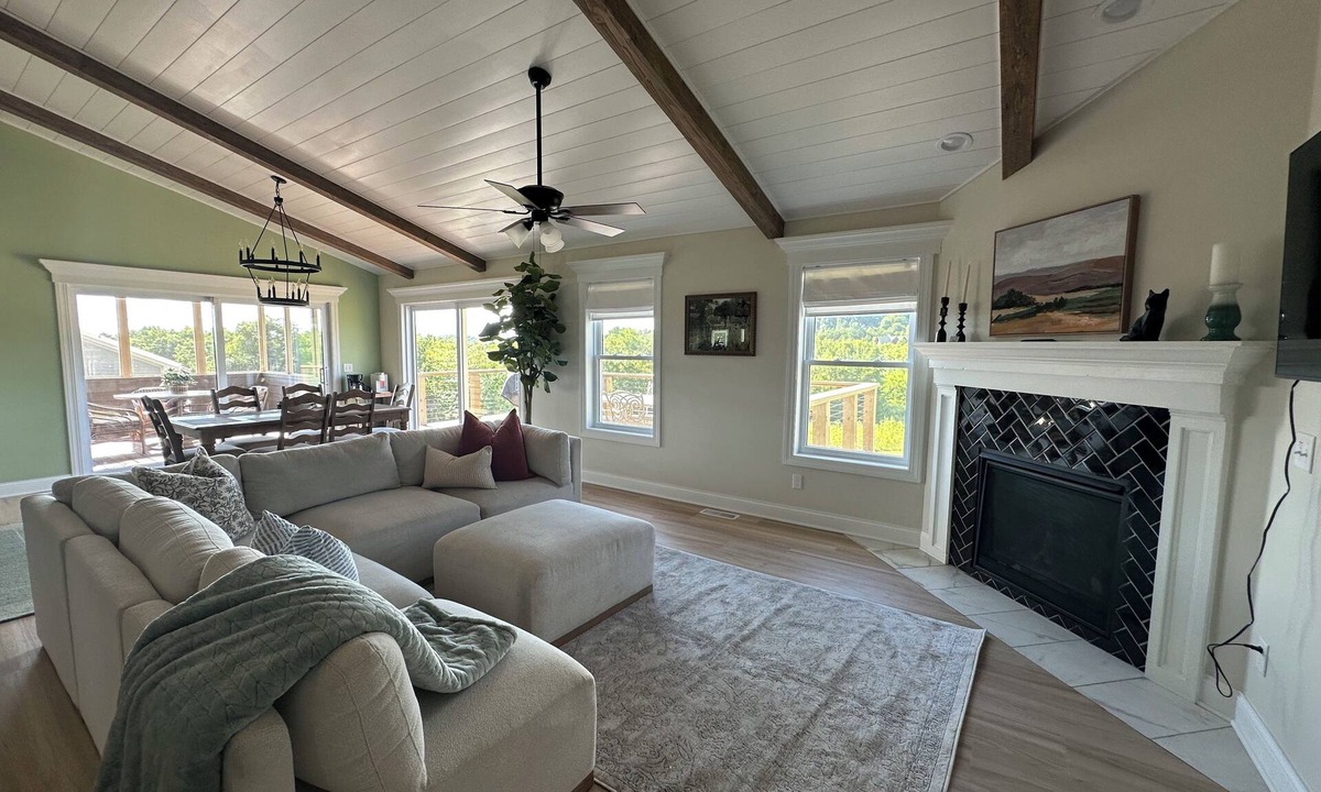 The Galena Territory House | Spacious 5-bedroom house in phenomenal Galena with hot tub, game room