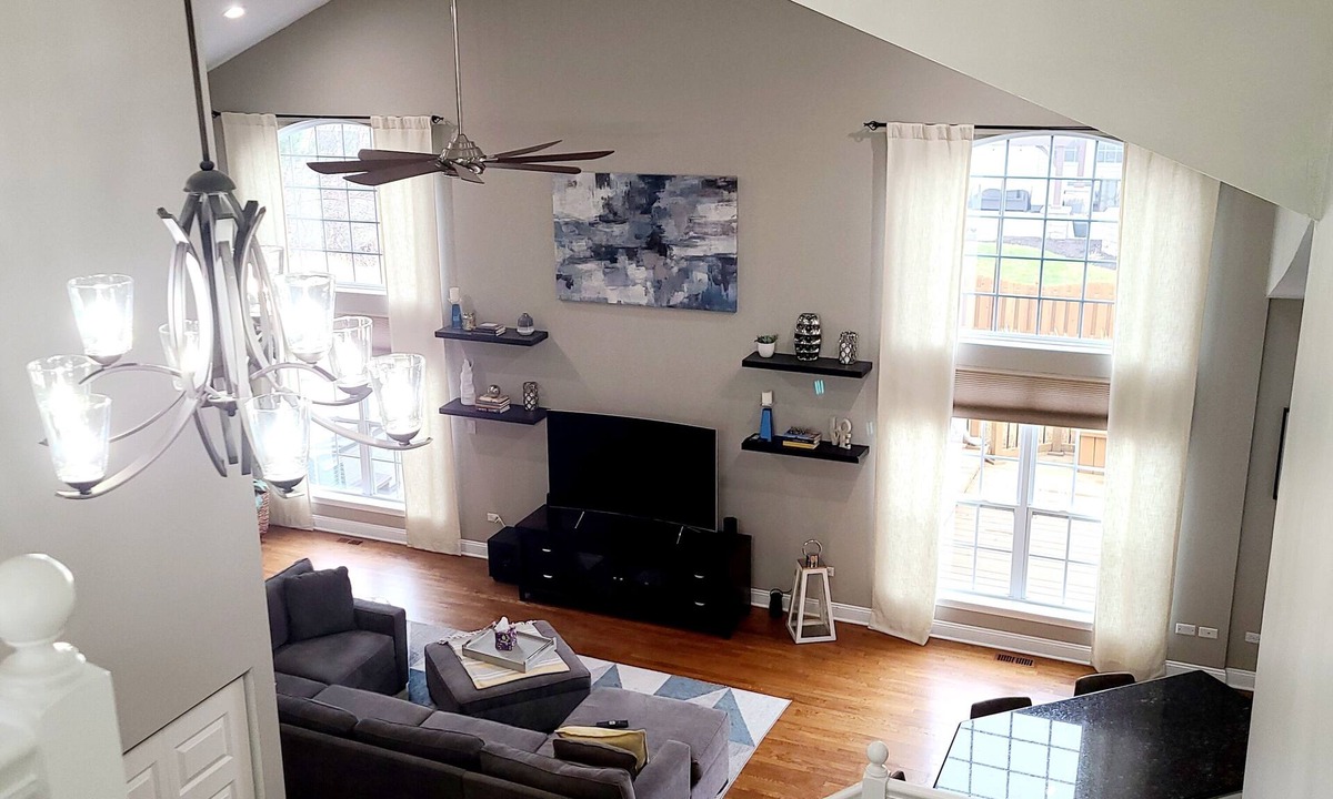 Fox Valley House | Spacious 5-bedroom house with WiFi, AC in tranquil Bolingbrook