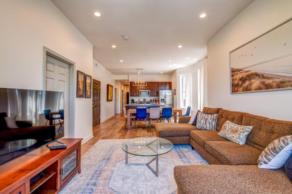 North Lawndale Apartment | Spacious 5-BR Apt next to transit Free Parking