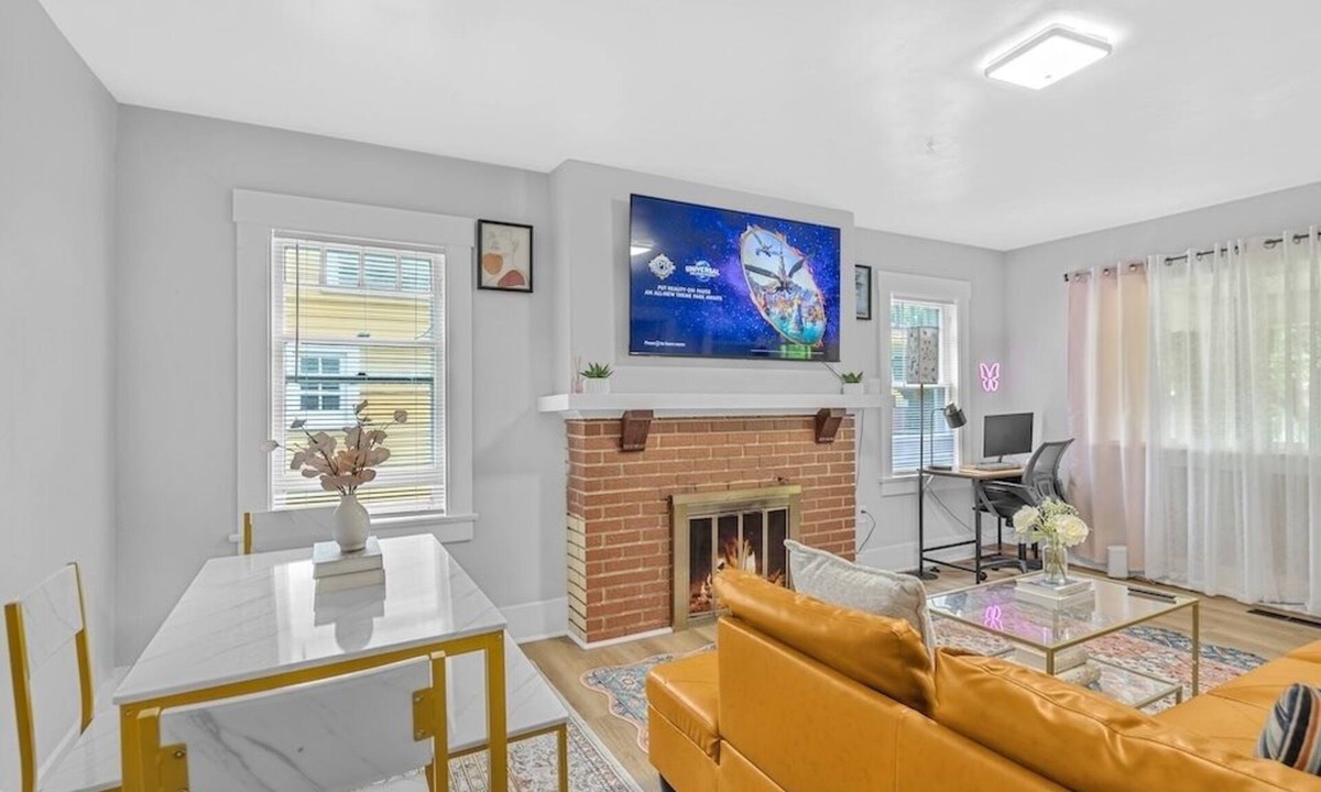 Decatur House | Spacious 5BedRooms House Near Millikin Univ – Perfect for Groups & Families!