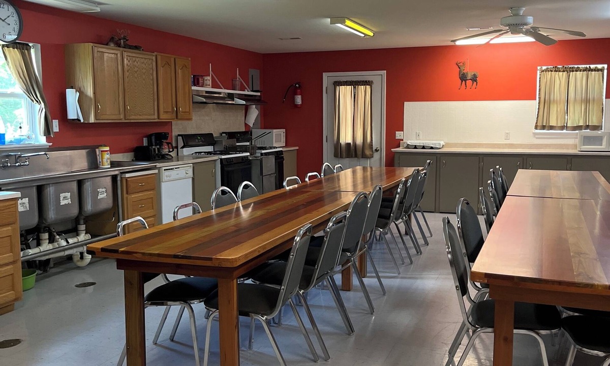 Michael House | Spacious 8-bedroom lodge in delightful Batchtown with WiFi, AC