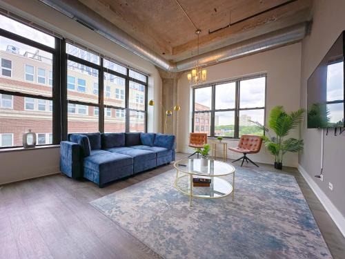 Near South Side Apartment | Spacious and Luxurious 3BR Near McCormick Place and Soldier Field with Optional Parking - Sleeps 10