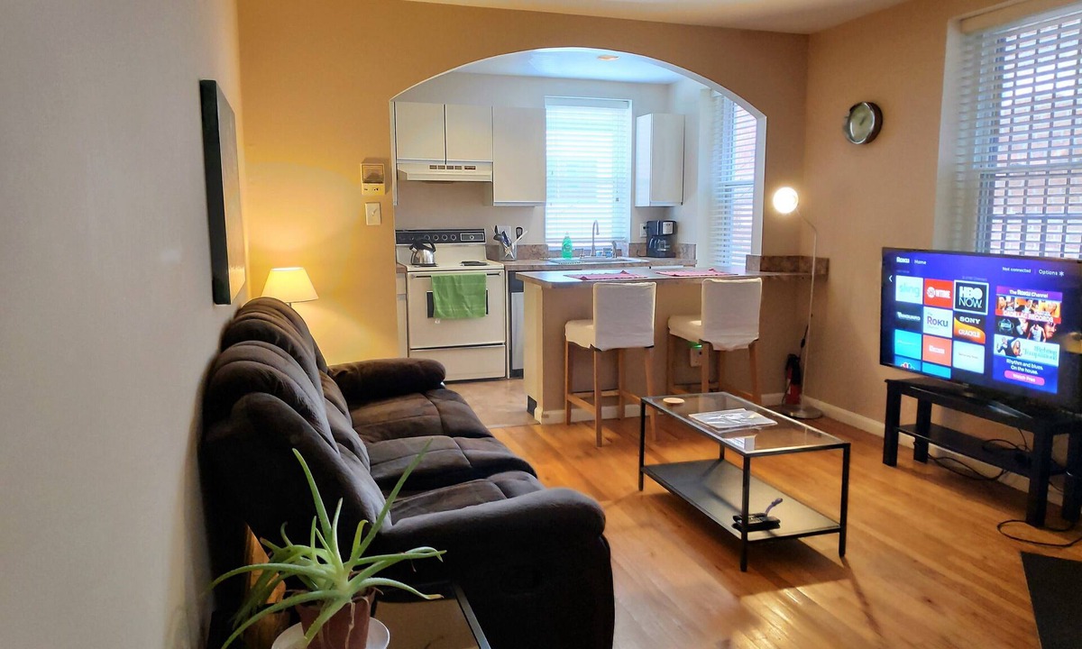 Mount Vernon Apartment | Spacious Central Condo Near Washington Monument & Hopkins Shuttle - 4 min walk