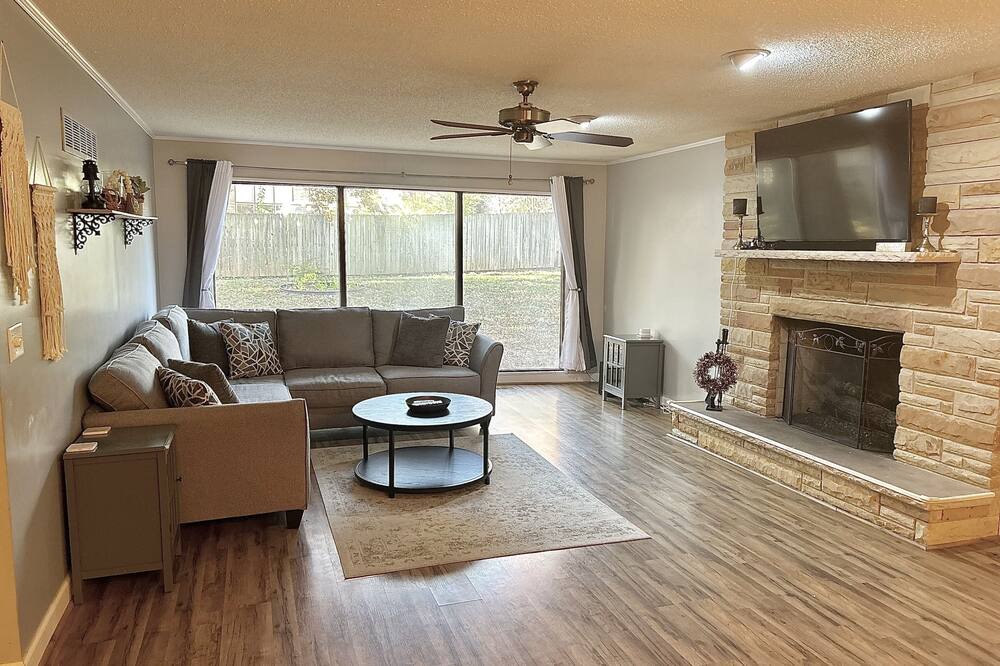 Springfield House | Spacious, Clean and Centrally located home- 5 mins from downtown, shopping/food!