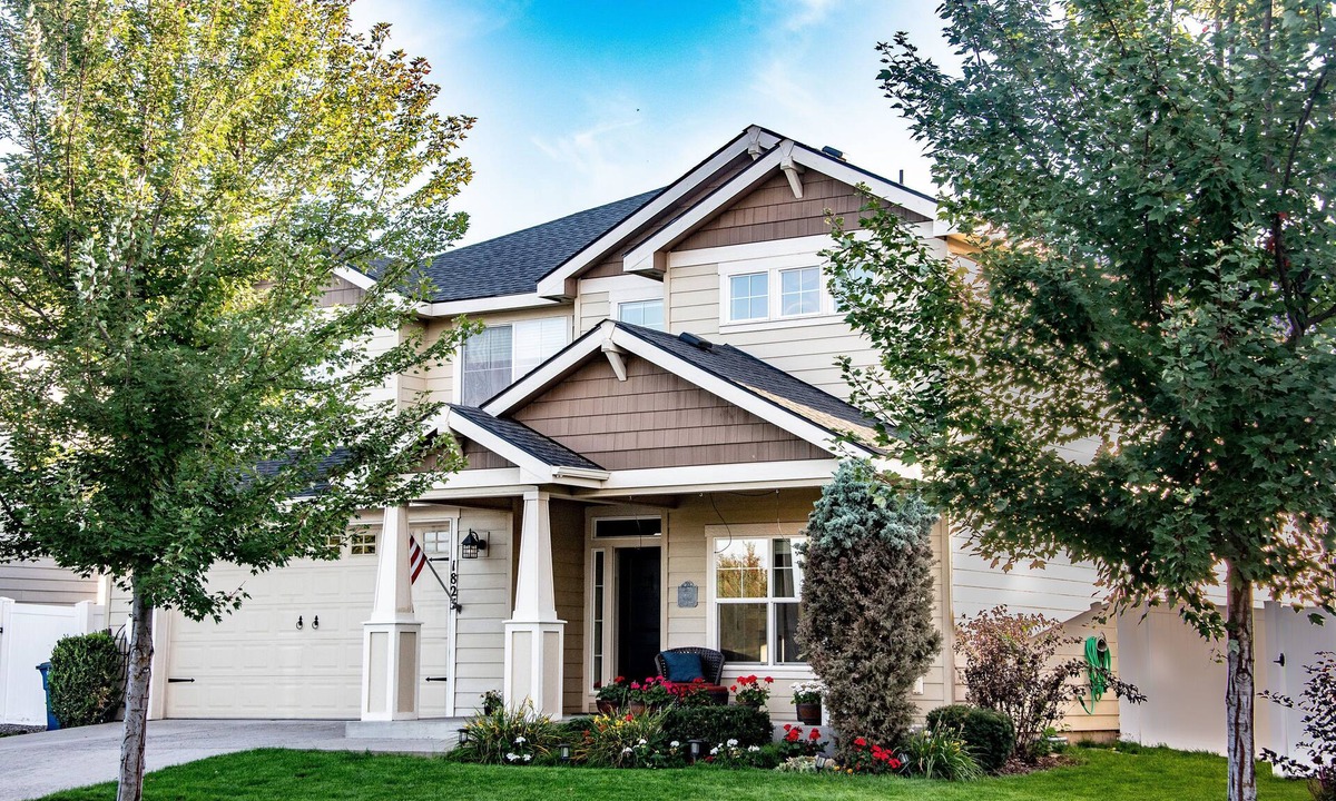 Post Falls House | Spacious Clean Open Beautiful Executive Home w/Tesla Charger