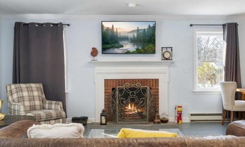 Easton House | Spacious Easton 2BR Townhouse with Big Yard