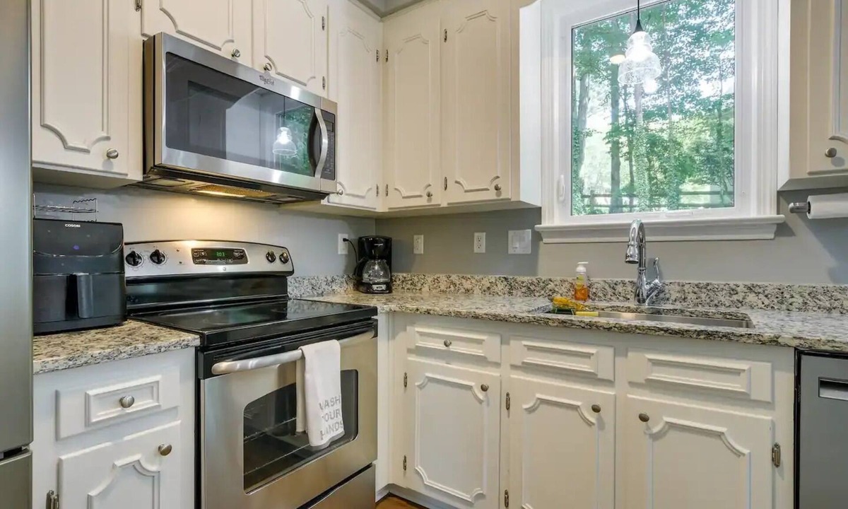 Durham House | Spacious Haven by the Lake — 15 min RDU, UNC, Duke