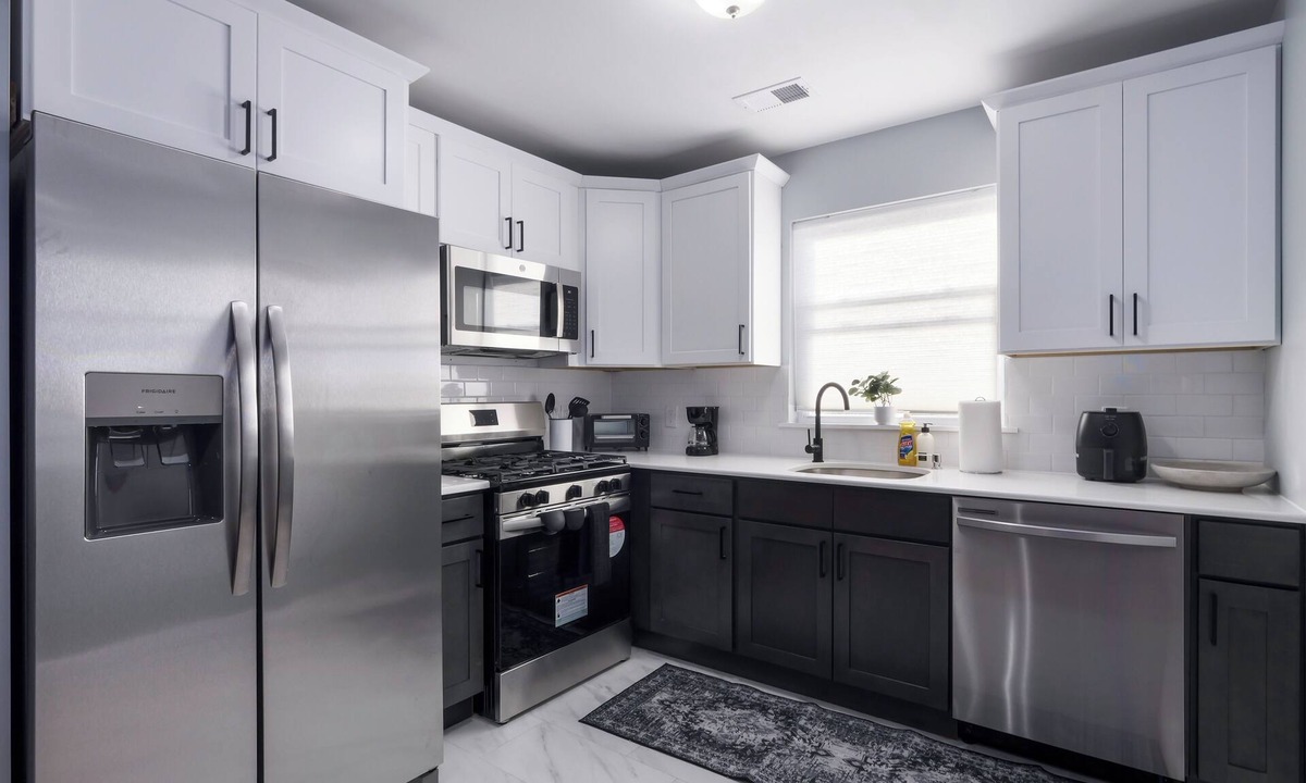 Irvington House | Spacious Modern Retreat 6-bedroom house in delightful Irvington, Sleeps 16+
