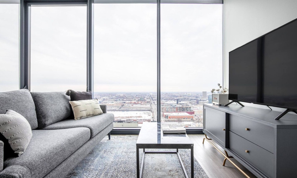 South Loop Apartment | Spacious South Loop Studio w/Gym, 1 block from CTA Train, by Blueground (ID #CHI348)