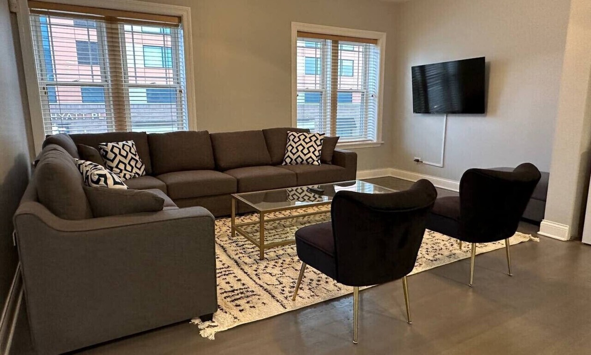 Pulaski Park Condo | Spacious Wicker Park Hideaway with Parking!