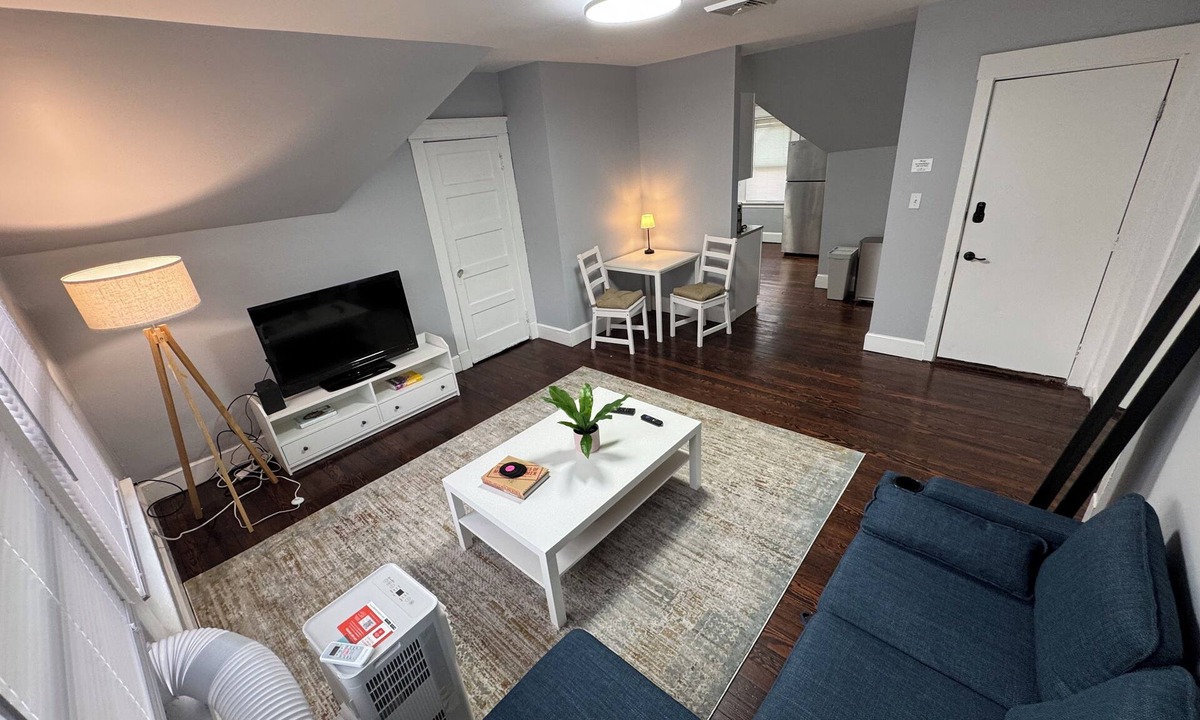New Haven House | Spacious Yale 2BR with Full Kitchen & WiFi